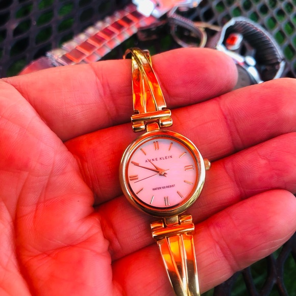 Gold Smartwatch - Picture 6 of 8